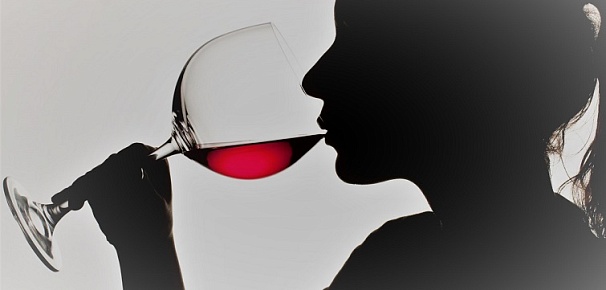 Жена каждый день пьет вино